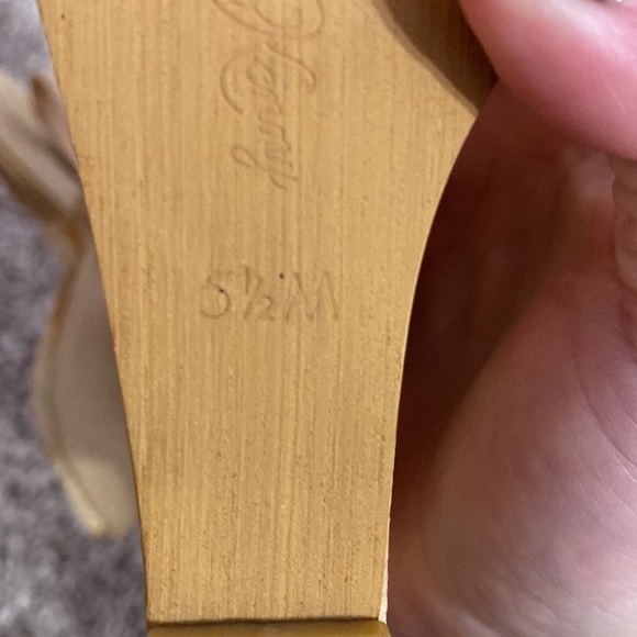 Tan wedges with bow detail - Picture 3 of 4